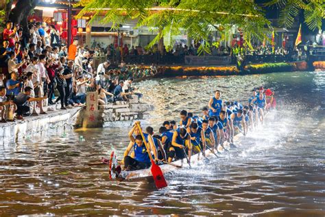 端午节临近 佛山叠滘龙舟“漂移”夜间上演 图片 海外网