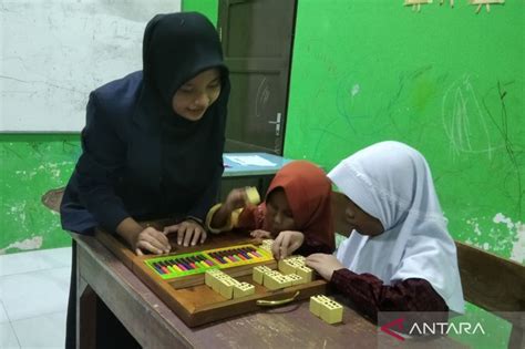 SLB Kudus Apresiasi Media Pembelajaran Siswa Tunanetra Karya UMK