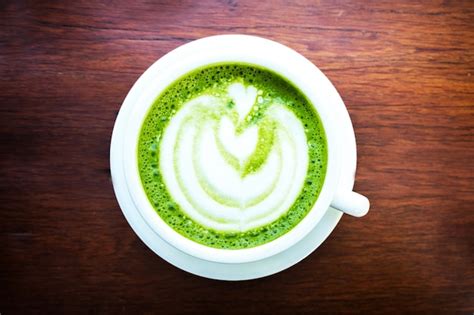 Matcha chá verde latte coração forma latte arte em branca