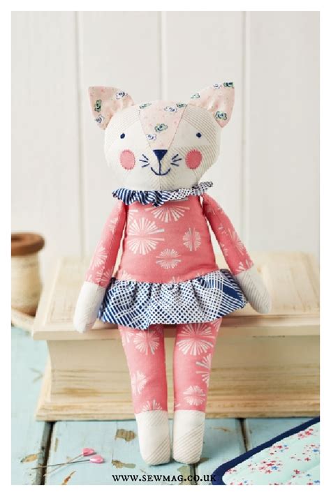 Sleepy Kitty Free Sewing Pattern