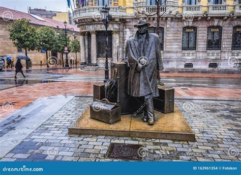 Escultura En Oviedo Imagen De Archivo Editorial Imagen De Comunidad