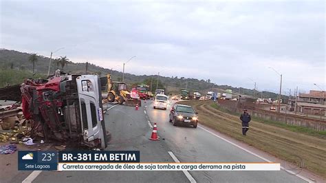 Vídeo Carreta Carregada Com óleo De Soja Tomba E Complica Trânsito Na