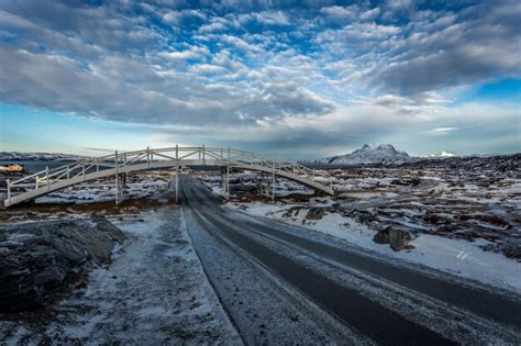 Carretera Congelada Cerca Del Puente Nuuk Y La Monta A Sermitsiaq Al