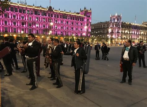 Mariachis Llevaron Serenata A López Obrador Piden Se Permita El