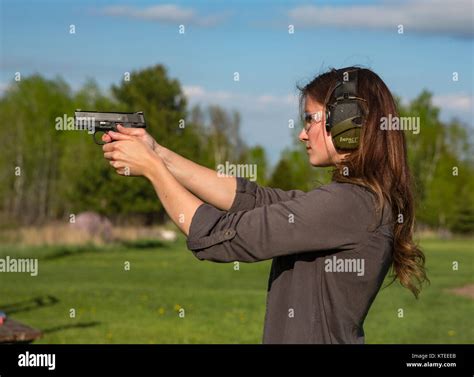 Joven dispara un Smith Wesson M P pistola Escudo Fotografía de stock