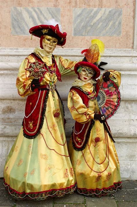 A Pessoa No Traje Venetian Atende Ao Carnaval De Veneza Foto De Stock