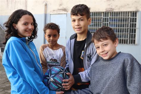 Mais de 765 mil alunos da rede estadual retornam às aulas nesta segunda