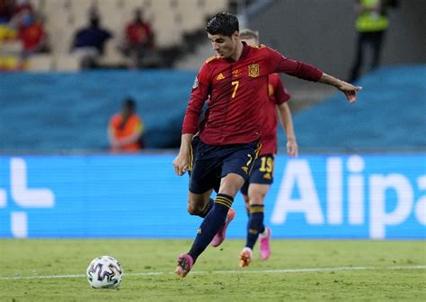 Morata / Watch: Alvaro Morata misses open goal rebound after Spain ...