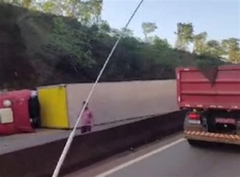 Carreta tomba e bloqueia totalmente Rodovia Fernão Dias em Brumadinho