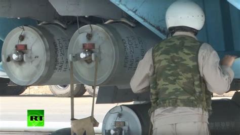 O que são as bombas de fragmentação proibidas que a Rússia é acusada de