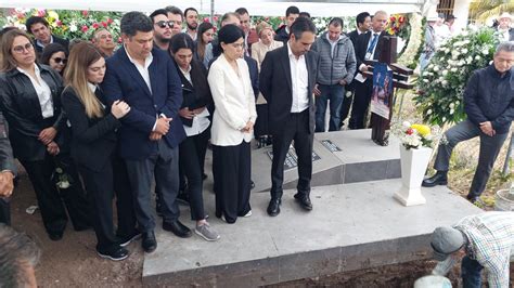 Fue sepultado junto a su hermana Con globos blancos dan el último