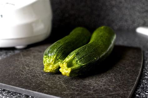 Zucchine Al Vapore Con Salsa Ai Kiwi Steamed Zucchini With Kiwi Sauce