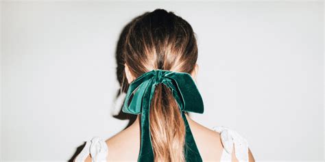 Hair Bows Are Officially Back and the Cutest Holiday Hairstyle - Simply ...