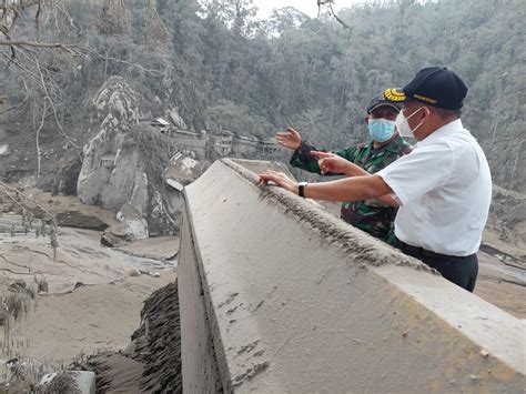 Menko PMK Tinjau Kondisi Jembatan Besuk Kobokan Pasca Erupsi Gunung