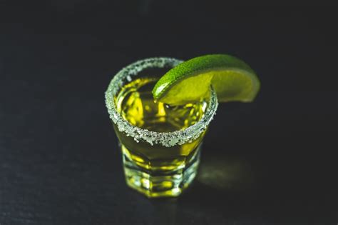 Tequila Mexicano Dorado Con Limón Y Sal Foto Premium