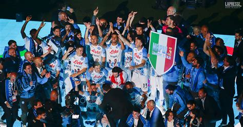 Serie A Napoli Festeggia Lo Scudetto Continua La Volata Champions Per