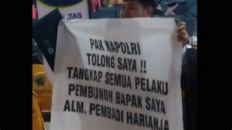 Viral Mahasiswa Um Bentangkan Spanduk Saat Wisuda Minta Kapolri