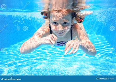 Kind Schwimmt Im Unterwasser Pool Glückliches Aktives Mädchen Hat Spaß