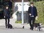 Ego Mila Kunis E Ashton Kutcher Levam Cachorros Para Passear