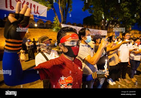 Chiang Mai Tailandia Un Activista Sostiene Una Vela