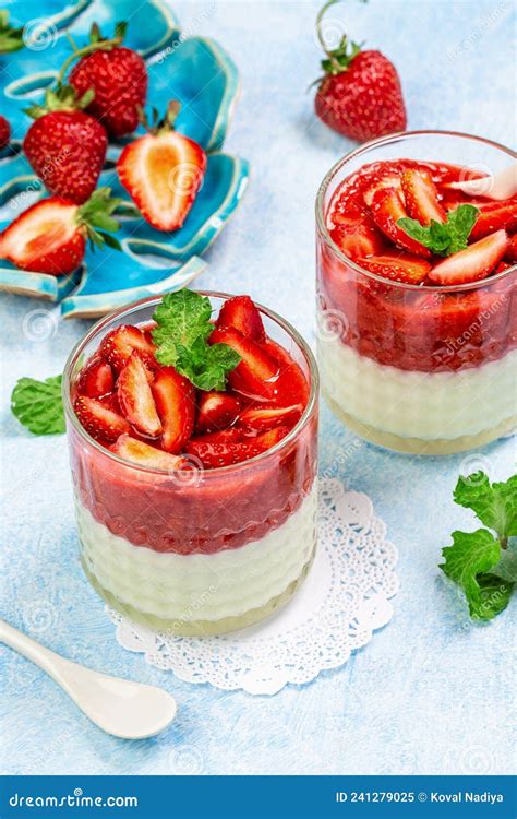 Dessert Italien Traditionnel Vanille Fraise Panna Cotta Image