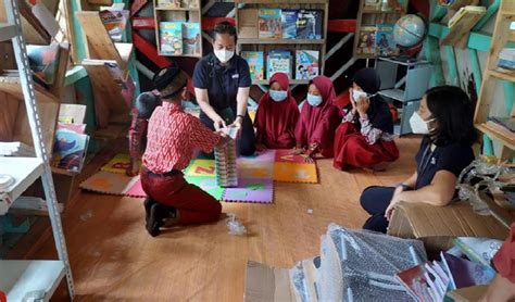 Dapat Bantuan Dari MNC Peduli Anak Anak Taman Baca Di Cilele Karawang