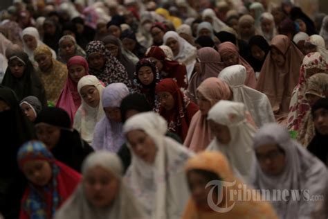 Salat Tarawih Ramadhan Di Masjid Istiqlal Foto Tribunnews