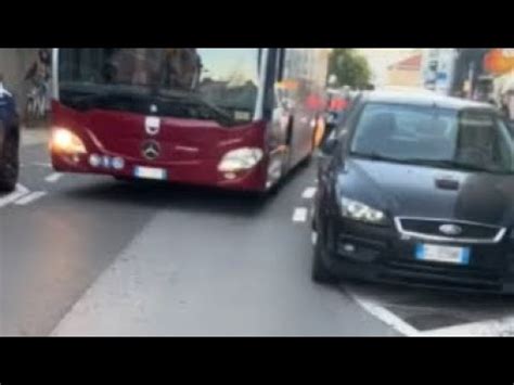 Una Macchina Parcheggiata Male Fa Bloccare Tutta La Strada E Una