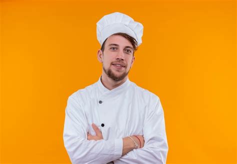 Un Confiado Joven Chef Barbudo Con Uniforme Blanco Cogidos De La Mano