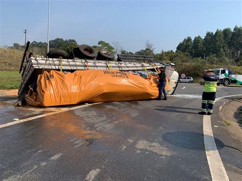 Caminh O Tomba E Interdita Al A De Acesso Ao Shopping Em Rodovia De