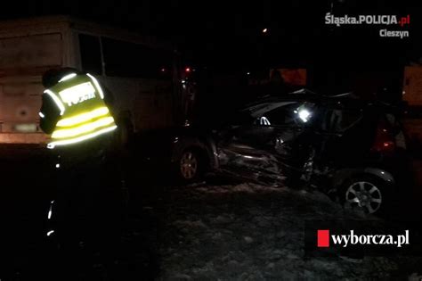 W Ustroniu Samoch D Zderzy Si Z Autobusem Nie Yje Latka