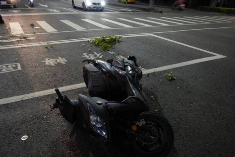 高市離奇自撞車禍 男子騎車撞標誌桿送醫不治 社會 自由時報電子報