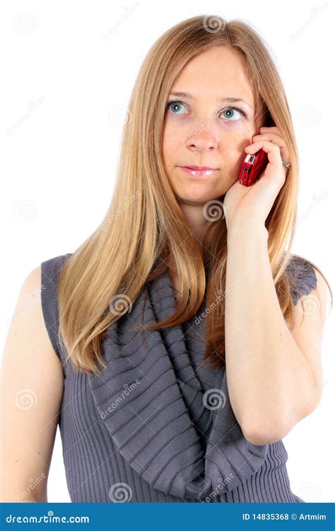 Menina Loura Bonita Que Fala No Telefone De Pilha Foto De Stock