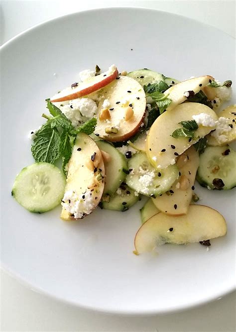 Ensalada de pepino manzana y requesón