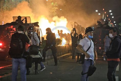 Vazhdojn Protestat N Beograd Protestuesit Rr Zojn Gardhin Para