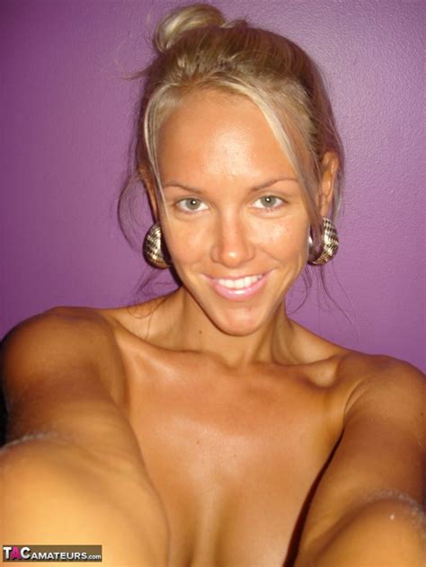 Hot Blonde Aussie Jewel Displays Her Big Boobs While Taking Nude