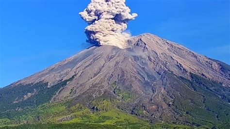 Gunung Semeru Meletus Luncurkan Kolam Abu Setinggi Km News Mataram