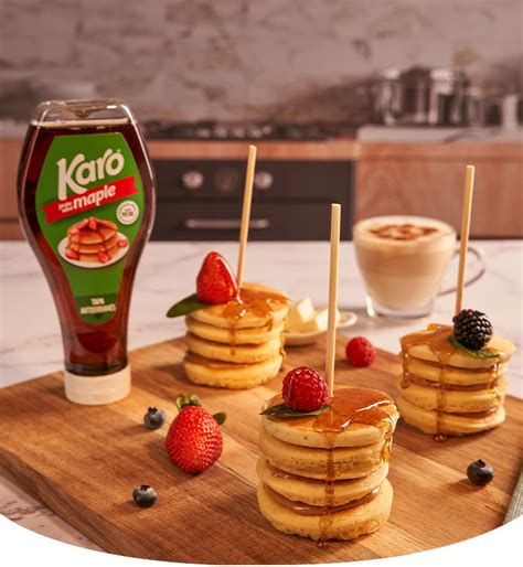 Brochetas de mini hot cakes con Karo Maple y frutos rojos Jarabe de maíz Karo