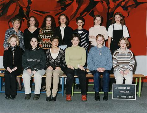 Photo de classe 2 ème année d esthétique de 1998 Lycée Professionnel Delphine Gay Copains d avant