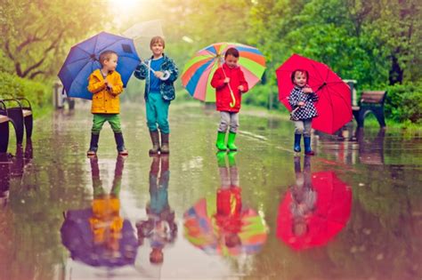 Gambar Orang Kehujanan Pakai Payung Kartun Gambar Para Siswa