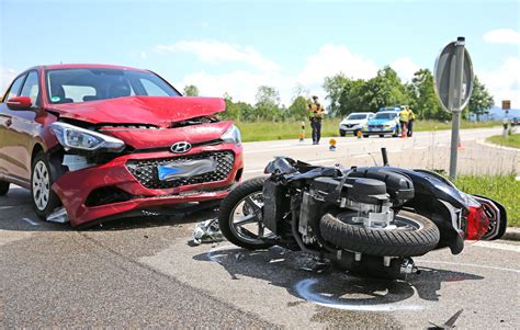 Zusammenstoß Von Autofahrerin übersehen Rollerfahrer 64 nach Unfall