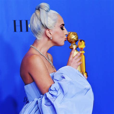 Foto No Globo de Ouro Shallow canção composta por Lady Gaga ganhou