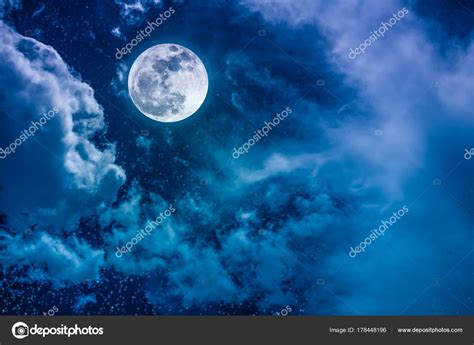 Ciel Nocturne Avec Pleine Lune Brillante Et Nuageux Fond Nature De