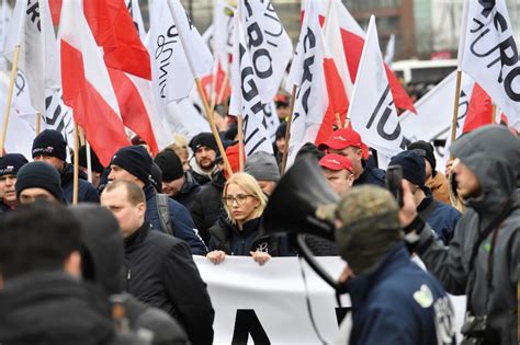 Protest Agrounii W Warszawie Pod Has Em Godna P Aca Za Ci K Prac