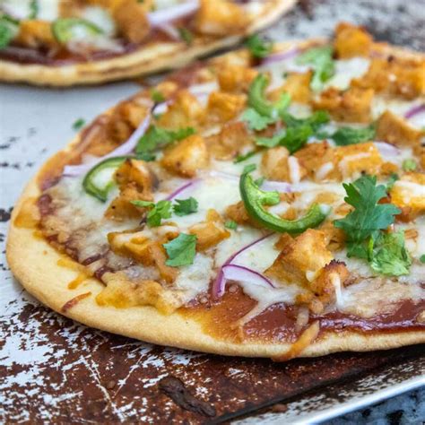 Easy Bbq Chicken Naan Pizza Honeybunch Hunts