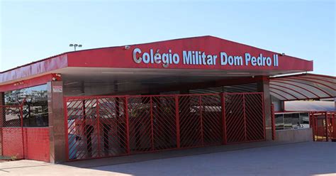 Colégio Militar proíbe alunos do mesmo sexo de formarem duplas em