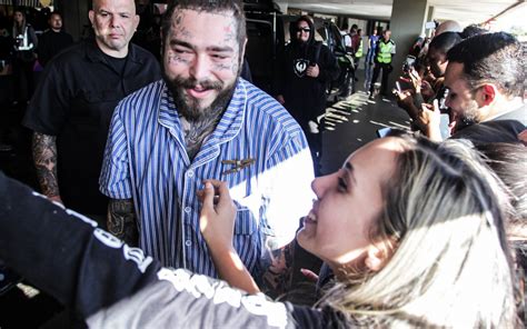 Todo Sorridente Post Malone Chega Ao Rio E Posa F S No Aeroporto