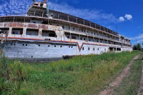 El imponente crucero abandonado a orillas del Río Paraná Paraguay Fluvial