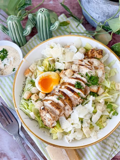 Caesar Salade Met Gebakken Kip Recept Betty S Kitchen