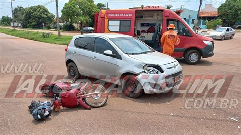 Colisão entre moto e carro deixou uma pessoa ferida no bairro São